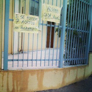 Cartazes na igreja Olé